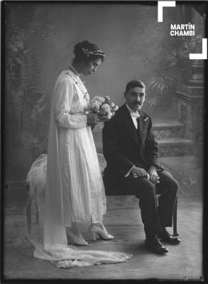 Retrato de novios no identificados en estudio fotográfico