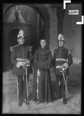 Retrato de hermanos no identificados en el templo de San Francisco