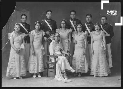 Retrato de Amelia Paredes, Reina del Trabajo junto a su corte de honor