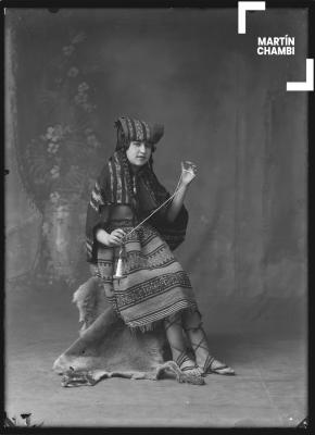 Retrato de no identificada en traje tradicional en estudio fotográfico