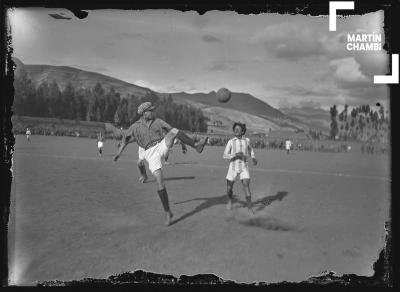 Partido de fútbol en el Estadio Universitario