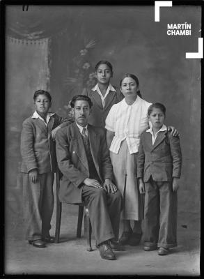 Retrato de familia no identificada en estudio fotográfico