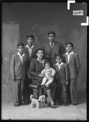 Retrato de familia no identificada en estudio fotográfico