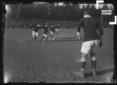 Partido de fútbol entre el West Coast Gray y equipo no identificado en el Estadio Universitario