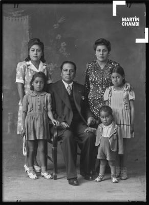 Retrato de familia no identificada en estudio fotográfico