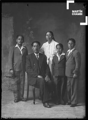 Retrato de familia no identificada en estudio fotográfico