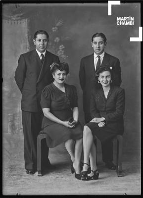 Retrato de familia no identificada en estudio fotográfico