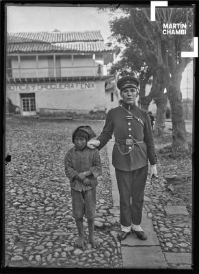 Policía y niño no identificados en Plaza Regocijo