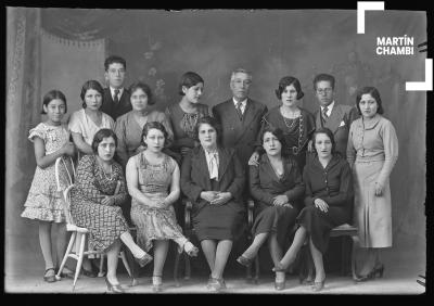 Retrato de hombres y mujeres no identificados en estudio fotográfico