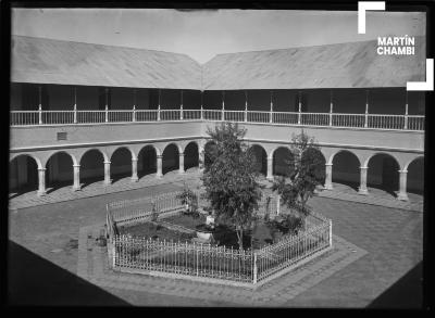 Interior del Colegio San Carlos de Puno con placa alusiva al gobierno de Augusto B. Leguía