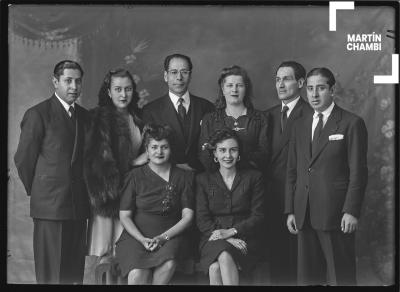 Retrato de familia no identificada en estudio fotográfico