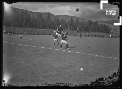 Partido de fútbol entre el Waistcoat Gray y equipo no identificado en el Estadio Universitario