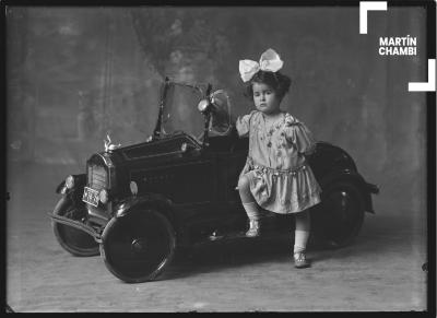 Retrato de niña no identificada en estudio fotográfico