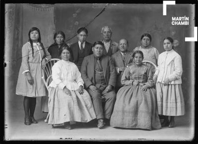 Retrato de familia no identificada en estudio fotográfico