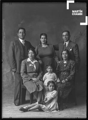 Retrato de familia no identificada en estudio fotográfico