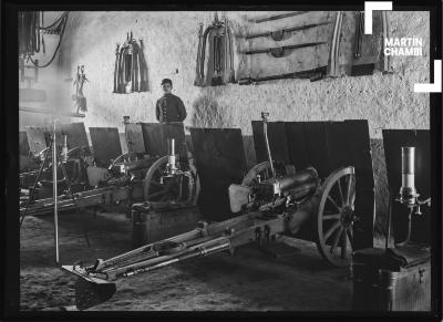 Armas de artillería en cuartel militar del Cuzco