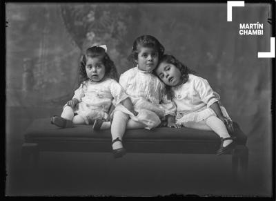 Retrato de niñas no identificadas en estudio fotográfico