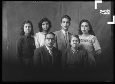 Retrato de familia no identificada en estudio fotográfico