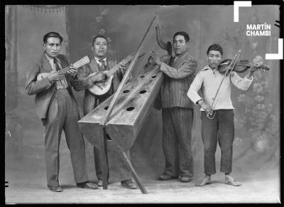 Retrato de músicos no identificados en estudio fotográfico