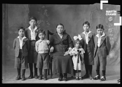 Retrato de familia no identificada en estudio fotográfico