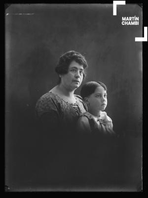 Retrato de madre e hijo no identificados en estudio fotográfico