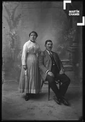 Retrato de pareja no identificada en estudio fotográfico