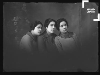 Retrato de mujeres no identificadas en estudio fotográfico