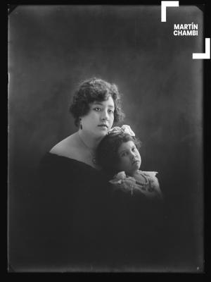 Retrato de madre e hija no indentificadas en estudio fotográfico
