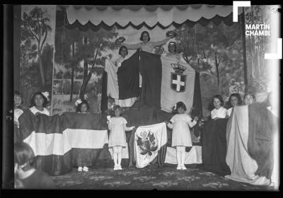 Escolares de colegio no identificado mostrando las banderas de Perú e Italia