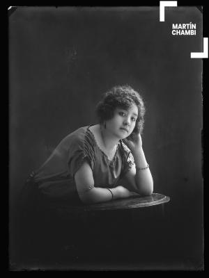 Retrato de mujer no identificada en estudio fotográfico