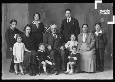 Retrato de familia no identificada en estudio fotográfico