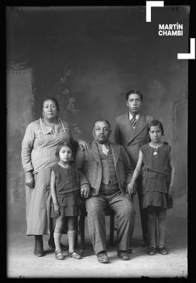 Retrato de familia no identificada en estudio fotográfico