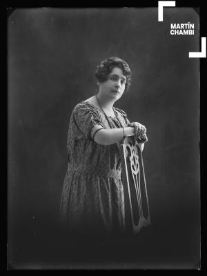 Retrato de mujer no identificada en estudio fotográfico