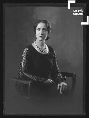 Retrato de mujer no identificada en estudio fotográfico