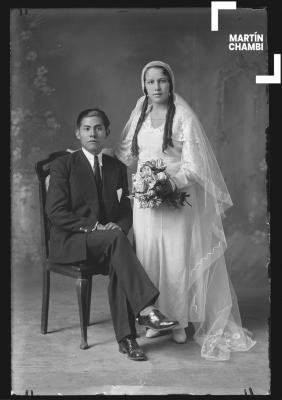 Retrato de novios no identificados en estudio fotográfico