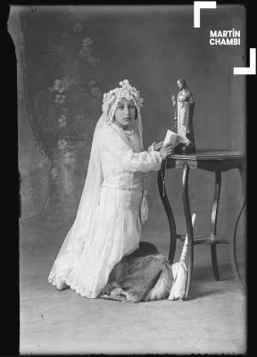 Retrato de niña no identificada en primera comunión en estudio fotográfico