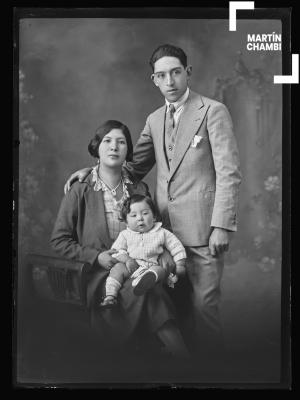 Retrato de familia no identificada  en estudio fotográfico