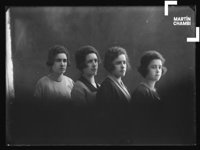 Retrato de mujeres no identificadas en estudio fotográfico