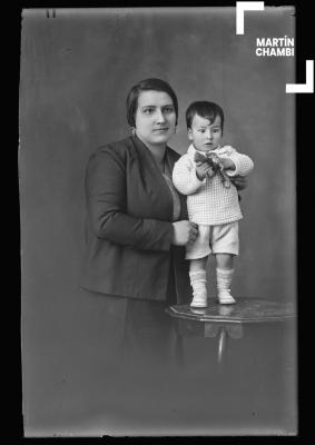 Retrato de madre e hijo no identificados en estudio fotográfico