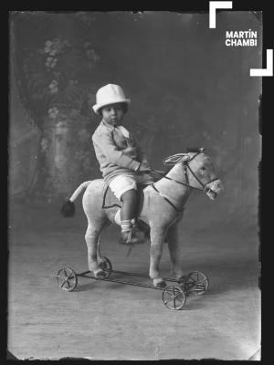 Retrato de niño no identificado en estudio fotográfico