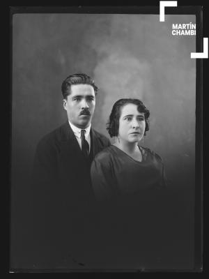 Retrato de pareja no identificada en estudio fotográfico