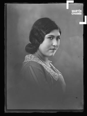 Retrato de mujer no identificada en estudio fotográfico