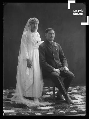 Retrato de novios no identificados en estudio fotográfico