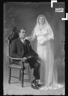 Retrato de novios no identificados en estudio fotográfico