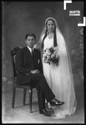 Retrato de novios no identificados en estudio fotográfico