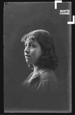 Retrato de mujer no identificada en estudio fotográfico