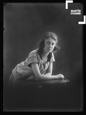 Retrato de mujer no identificada en estudio fotográfico