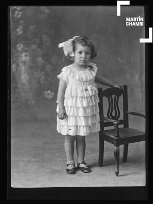 Retrato de niña no identificada en estudio fotográfico