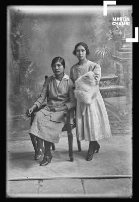 Retrato de mujeres no identificadas en estudio fotográfico