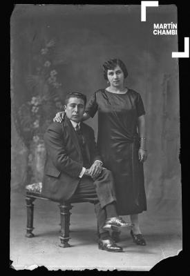 Retrato de pareja no identificada en estudio fotográfico